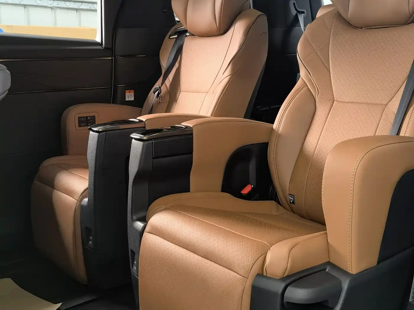 Toyota Vellfire 2024 Crown Hybrid 2.5L Premium Edition фото 4