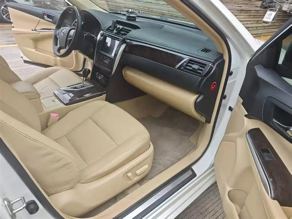 Toyota Camry 2015 2.0G Leading Edition фото 8