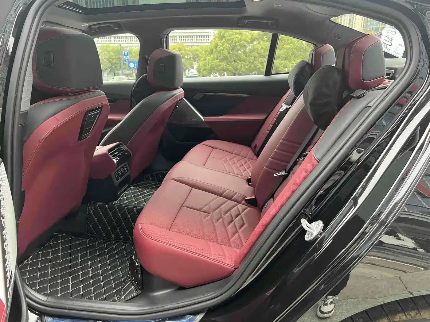 BMW 5 Series 2026 530Li Leading M Sport Package фото 9