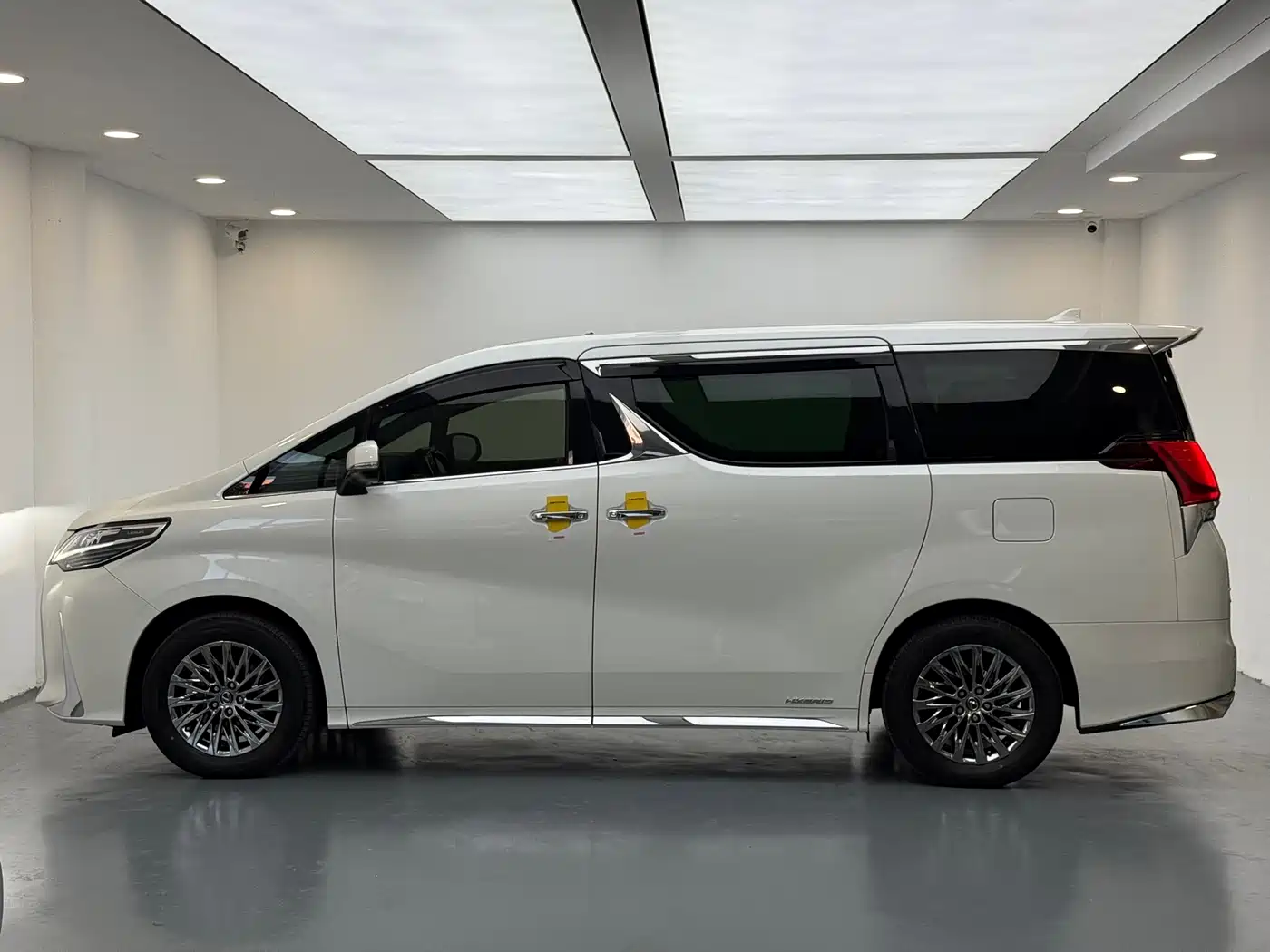 Lexus LM 2020 300h Seven-Seater Elegance Edition фото 8