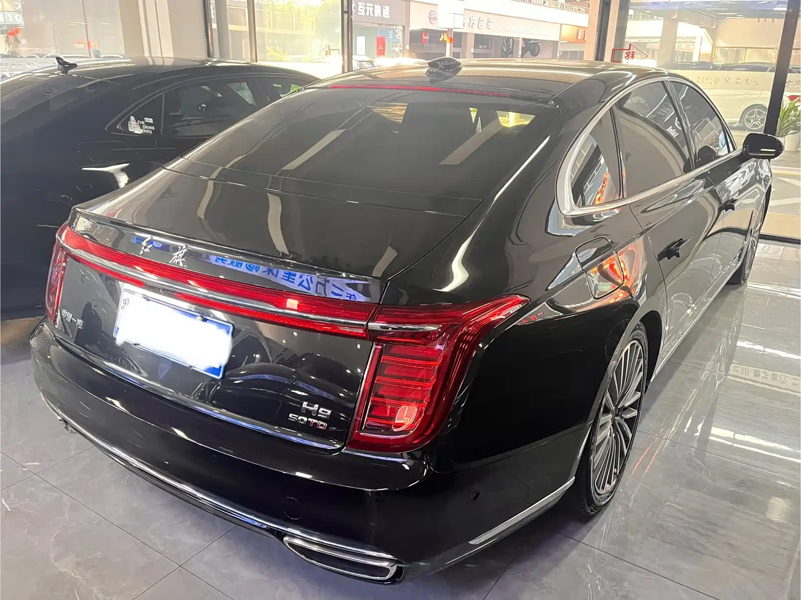 Фото 12 - Hongqi H9