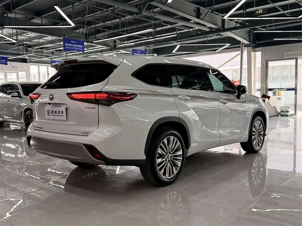Toyota Highlander 2023 2.5L Smart Hybrid Dual Engine AWD Premium 7-Seater фото 27