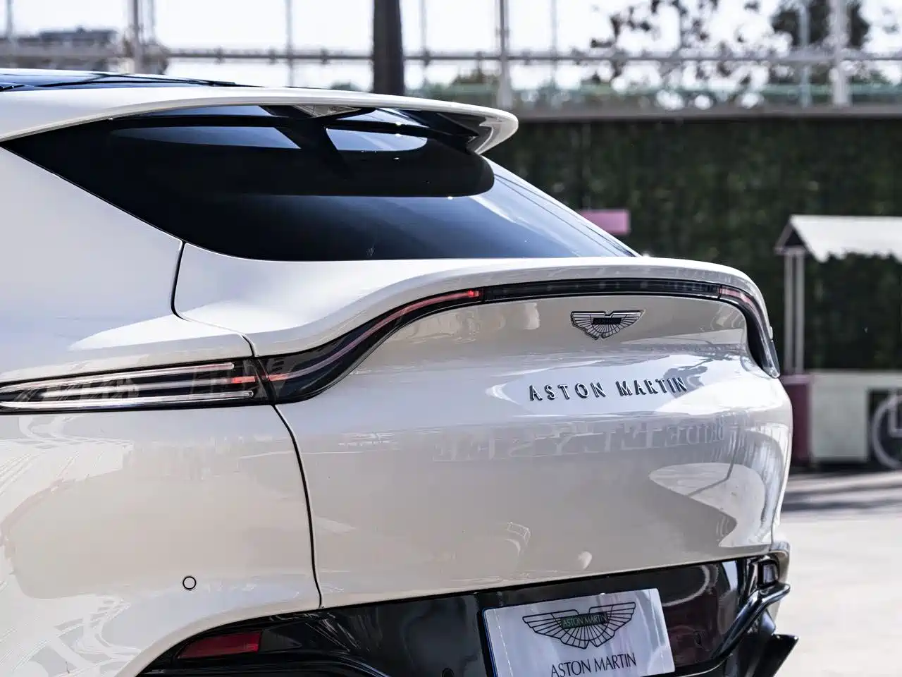 Aston Martin DBX 2021 4.0T V8 Realm of Simplicity фото 6