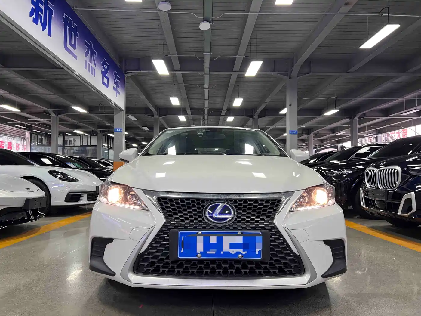 Lexus CT 2017 CT200h Comfort (Single Color, China V) фото 2