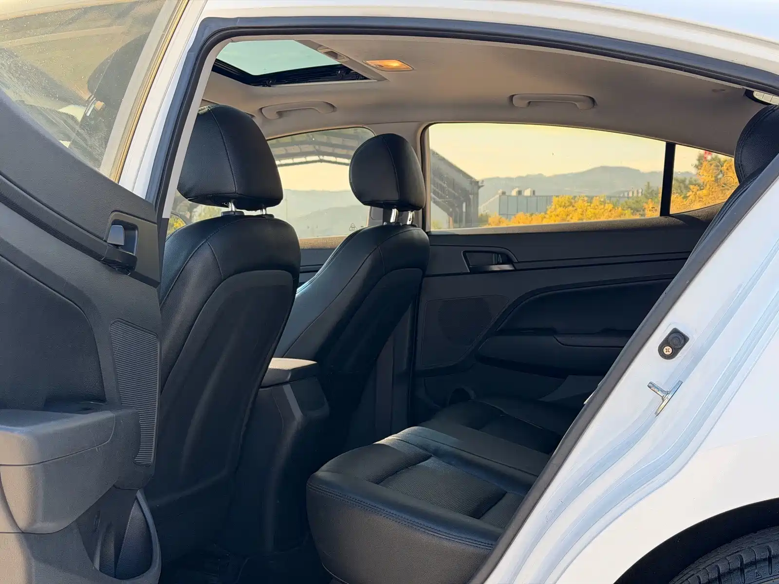 Photo 17 - Hyundai Elantra