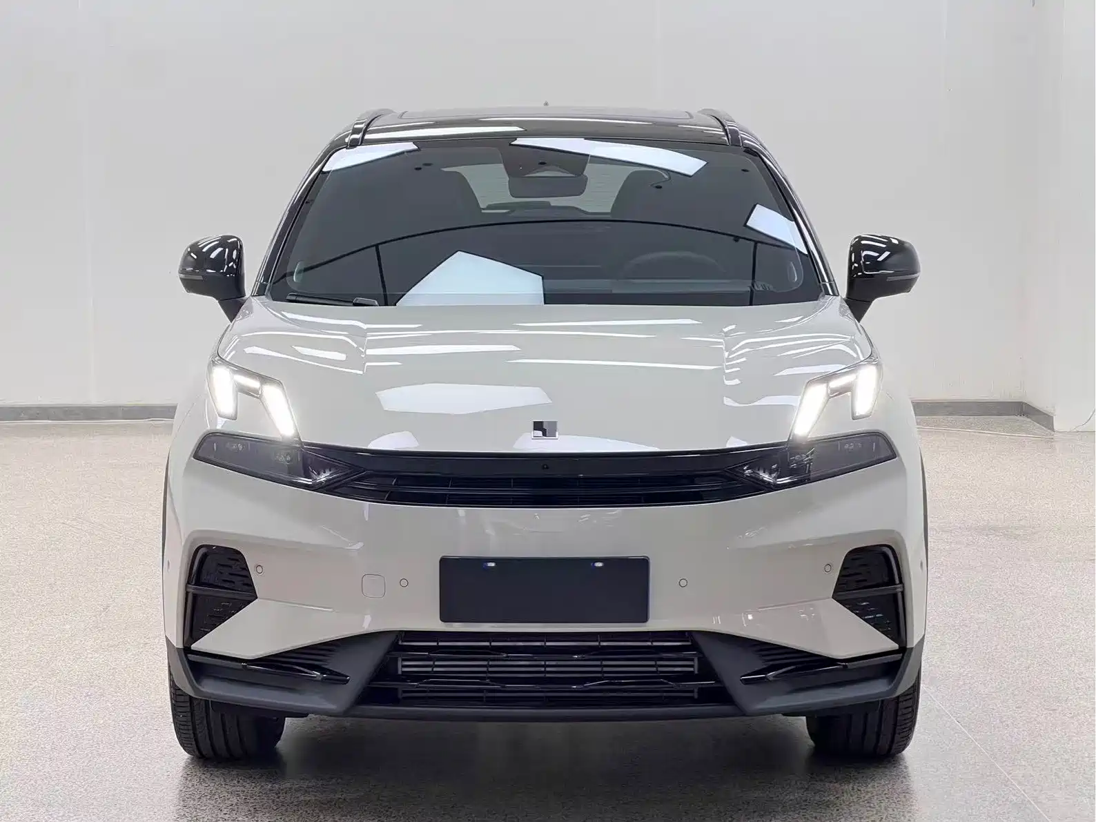Photo 2 - Lynk & Co 06