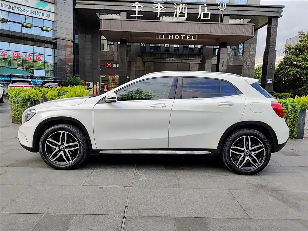 Mercedes-Benz GLA 2017 GLA 220 4MATIC Fashion фото 3