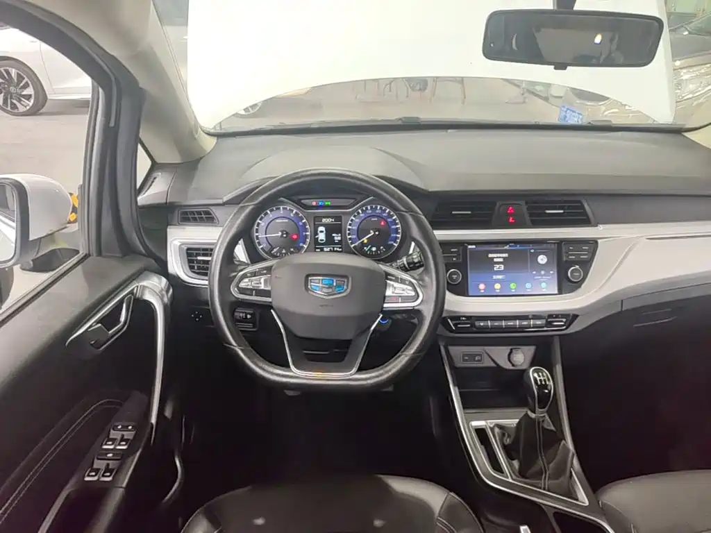 Фото 11 - Geely Vision X3