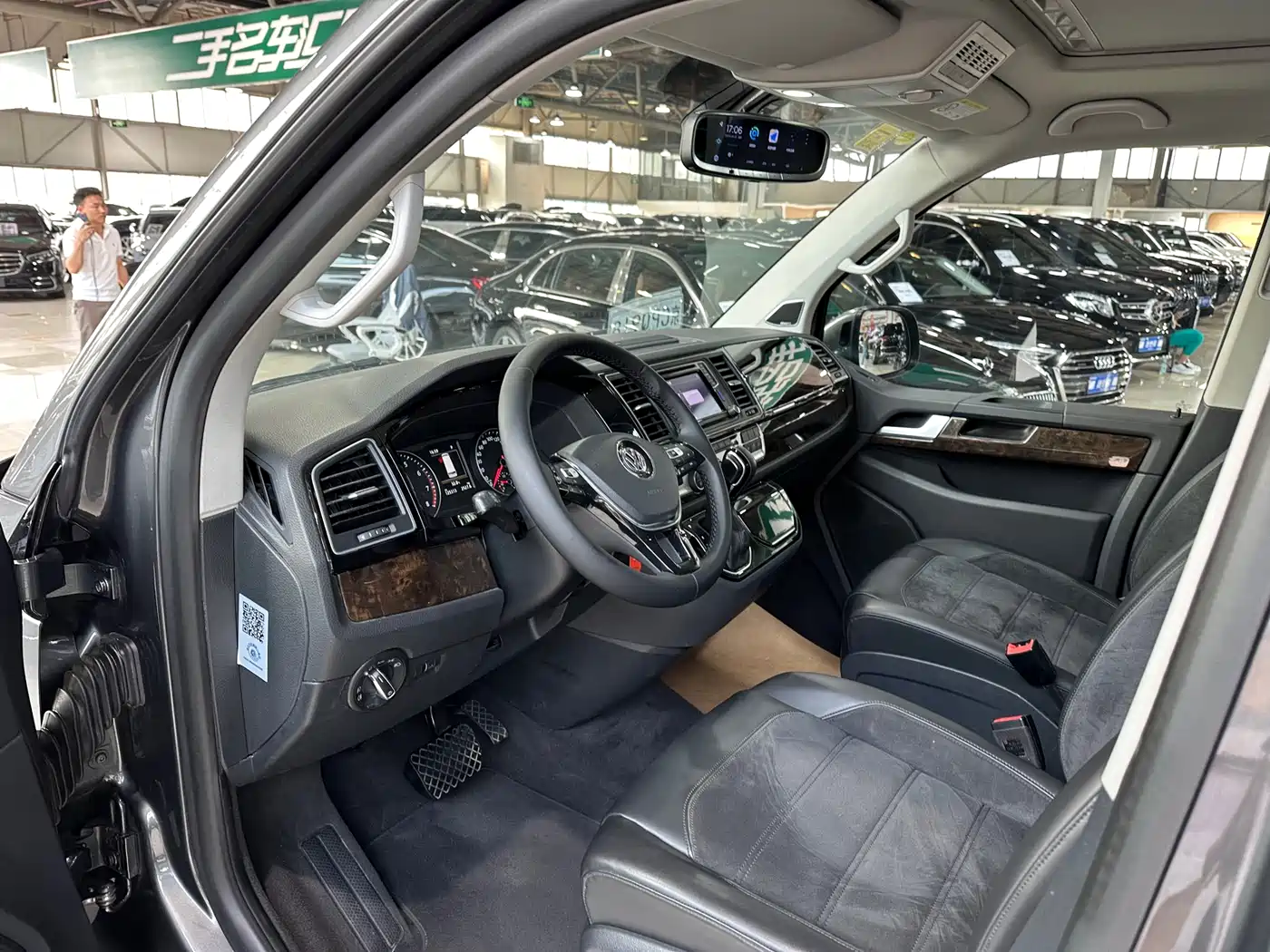 Volkswagen Multivan 2018 2.0TSI 4WD Premium Edition 7-Seater фото 11