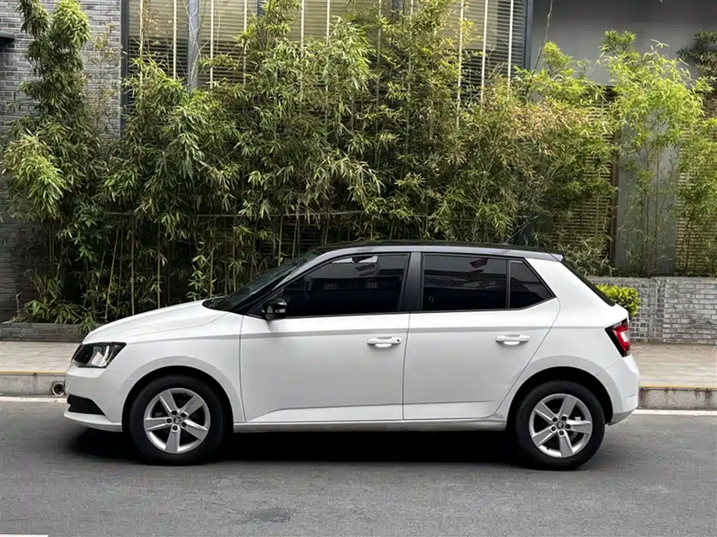Škoda Fabia 2017 1.4L Auto Car Enjoy Edition фото 5