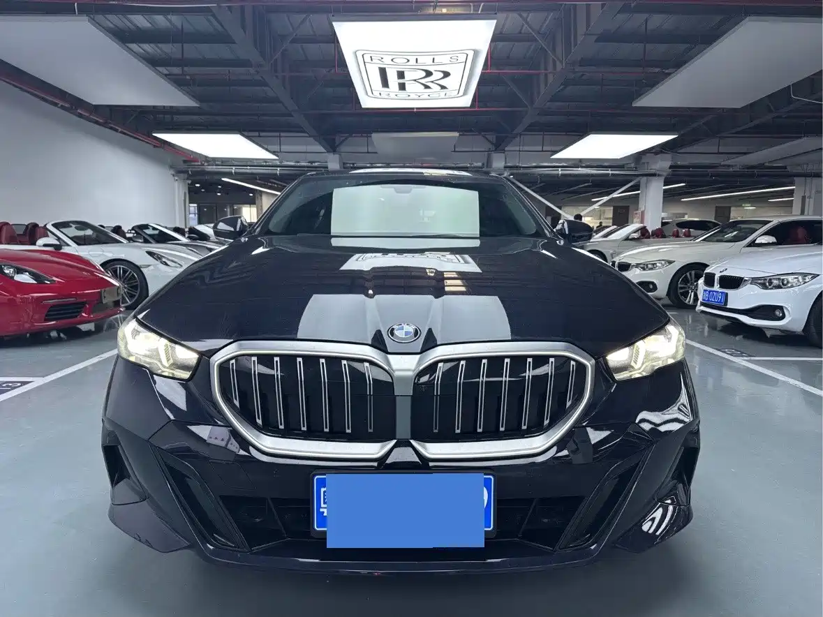 BMW 5 Series 2025 530Li Leading M Sport Package фото 2