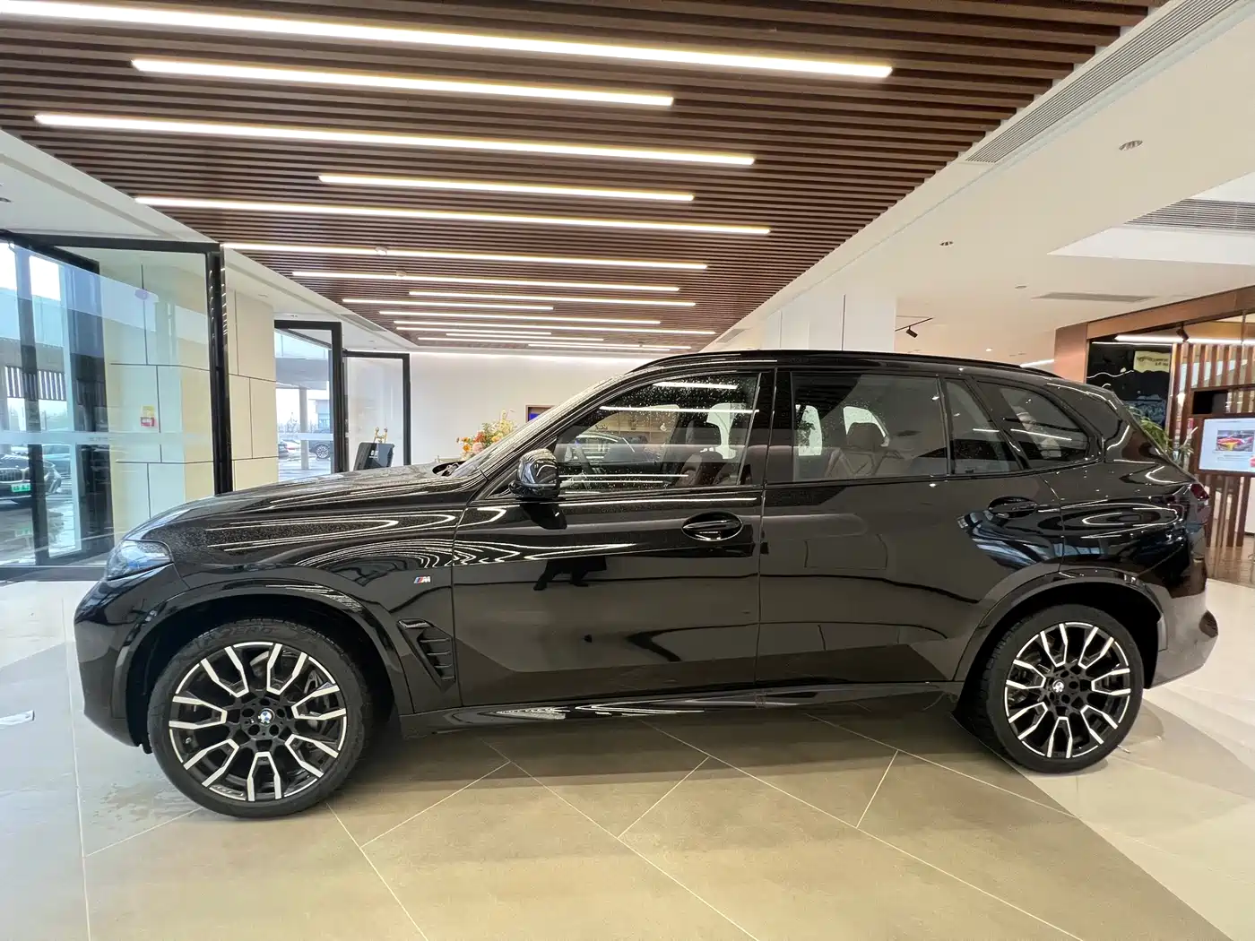 BMW X5 2025 Model xDrive 40Li M Sport Blackout Package фото 4