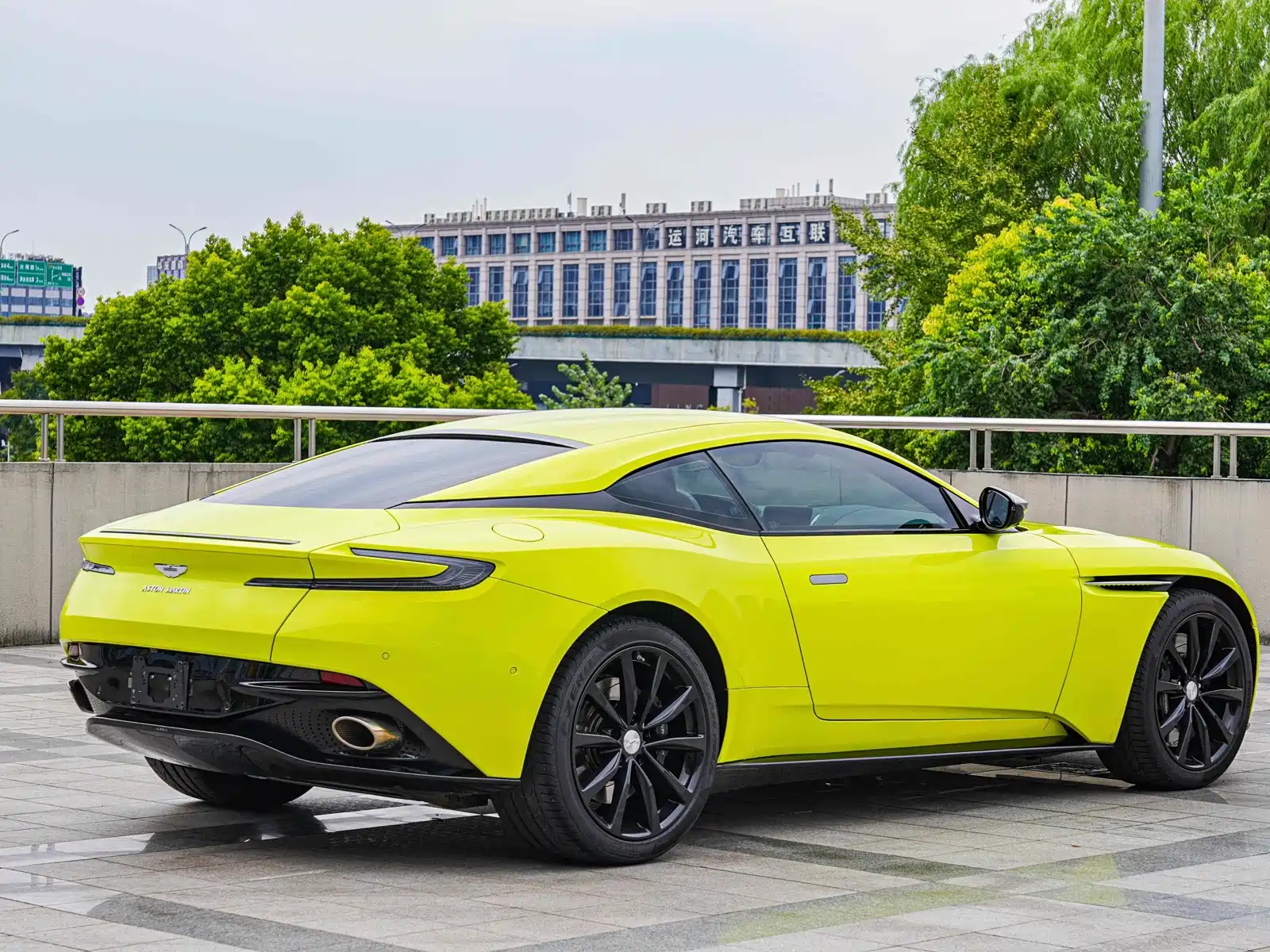 Photo 6 - Aston Martin DB11