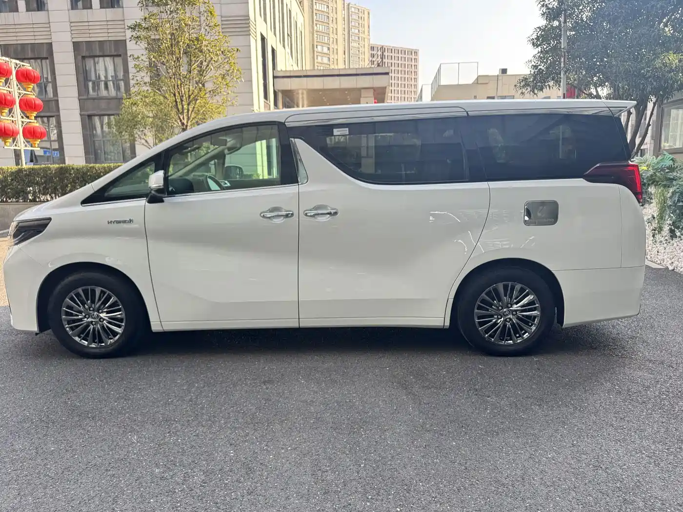 Toyota Alphard 2021 Hybrid 2.5L Luxury фото 4