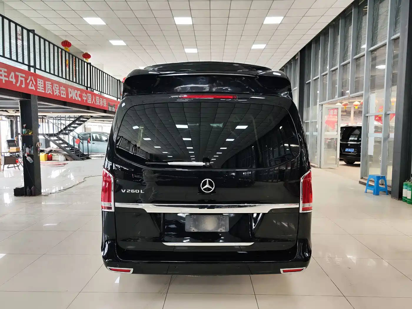 Mercedes-Benz V-Class 2017 Model V 260 L Premium Extended Edition фото 31