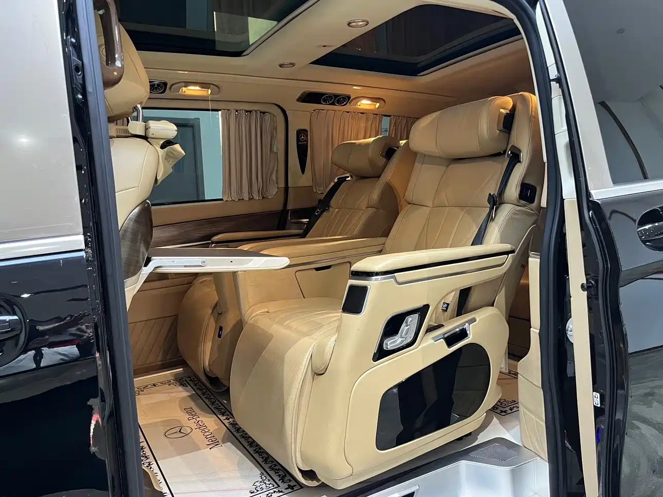 Mercedes-Benz V-Class 2021 V 260 L Long Wheelbase Premium Edition фото 18