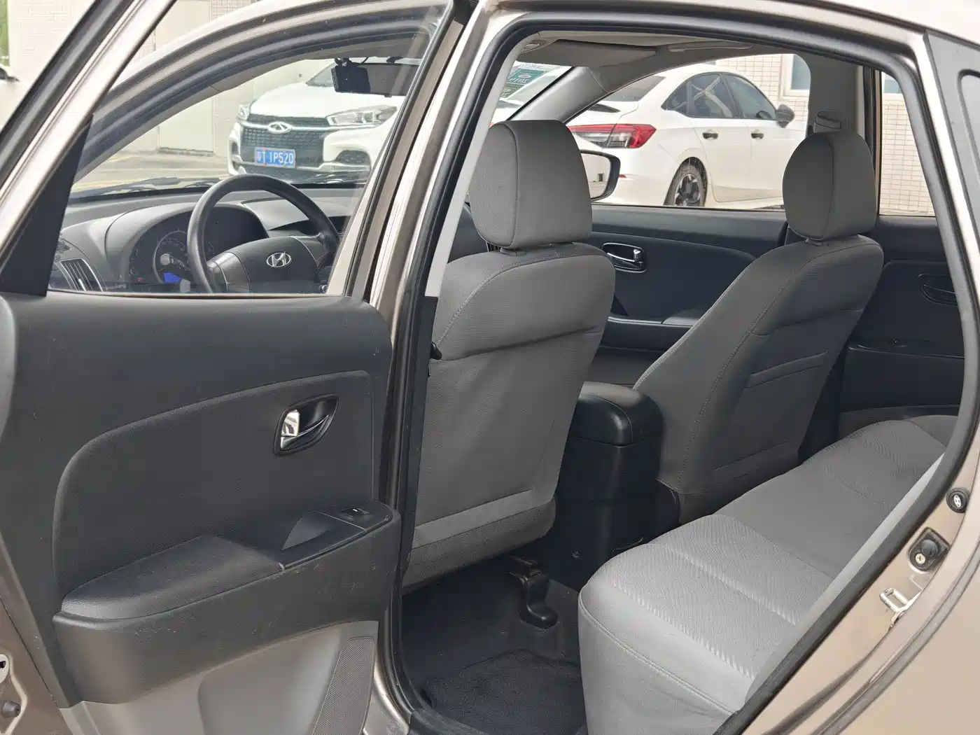 Hyundai Elantra 2015 1.6L Manual Comfort фото 13