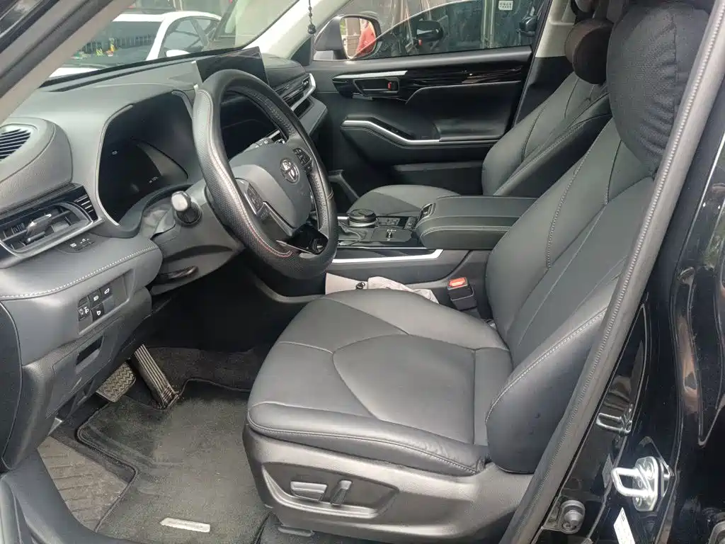 Photo 16 - Toyota Highlander