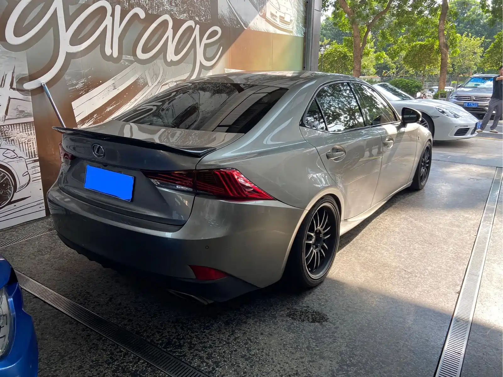 Photo 3 - Lexus IS