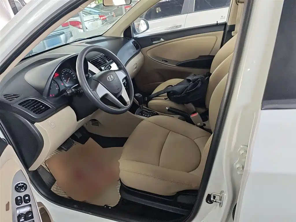 Hyundai Verna 2014 1.4L Automatic Smart GLS фото 14
