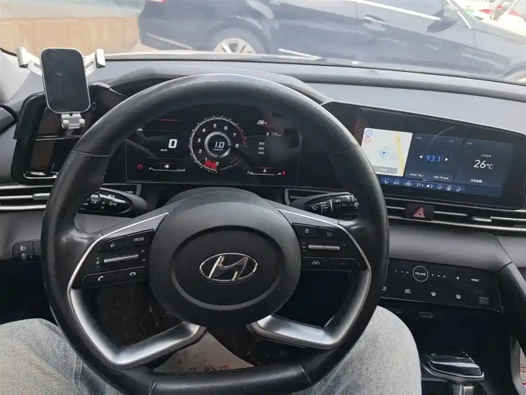 Hyundai Elantra 2021 1.5L CVT LUX Premium Edition фото 10