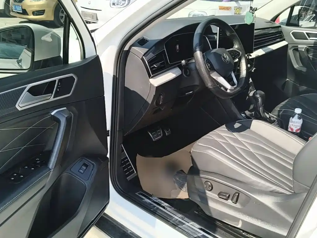 صورة 16 - Volkswagen Tiguan L