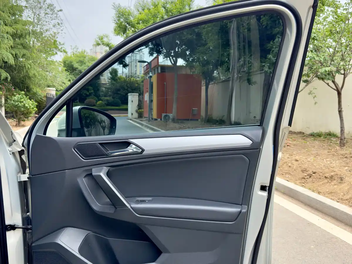Volkswagen Tiguan L 2017 330TSI Automatic 2WD Trend Edition фото 18