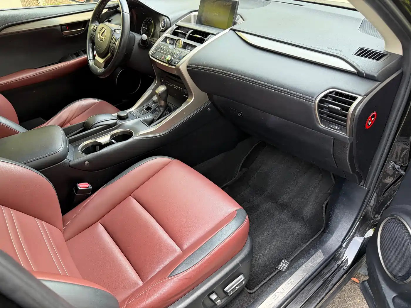 Lexus NX 2015 300h FWD Luxury фото 14