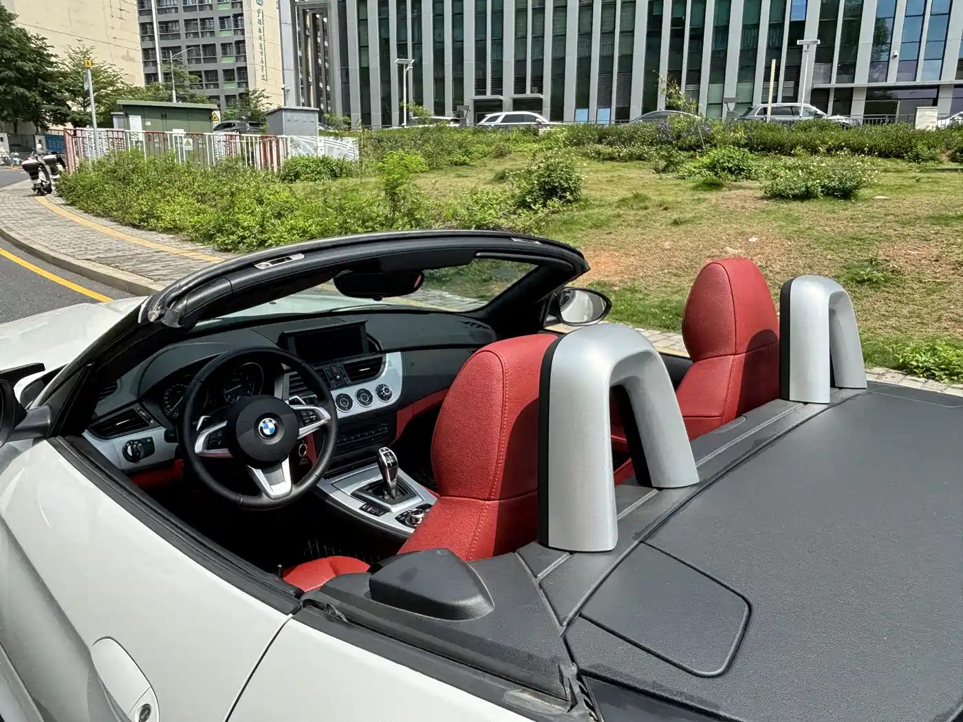 BMW Z4 2012 sDrive20i Leading фото 16