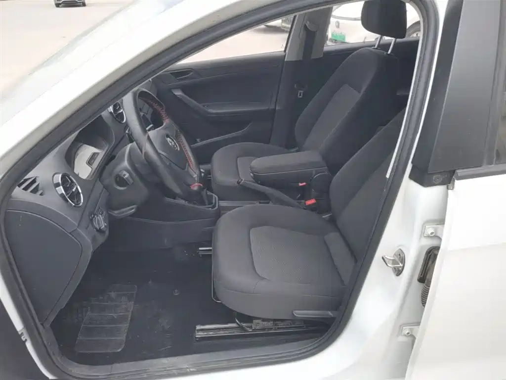 Volkswagen Jetta 2019 Dream Edition 1.4L Manual Fashion фото 11