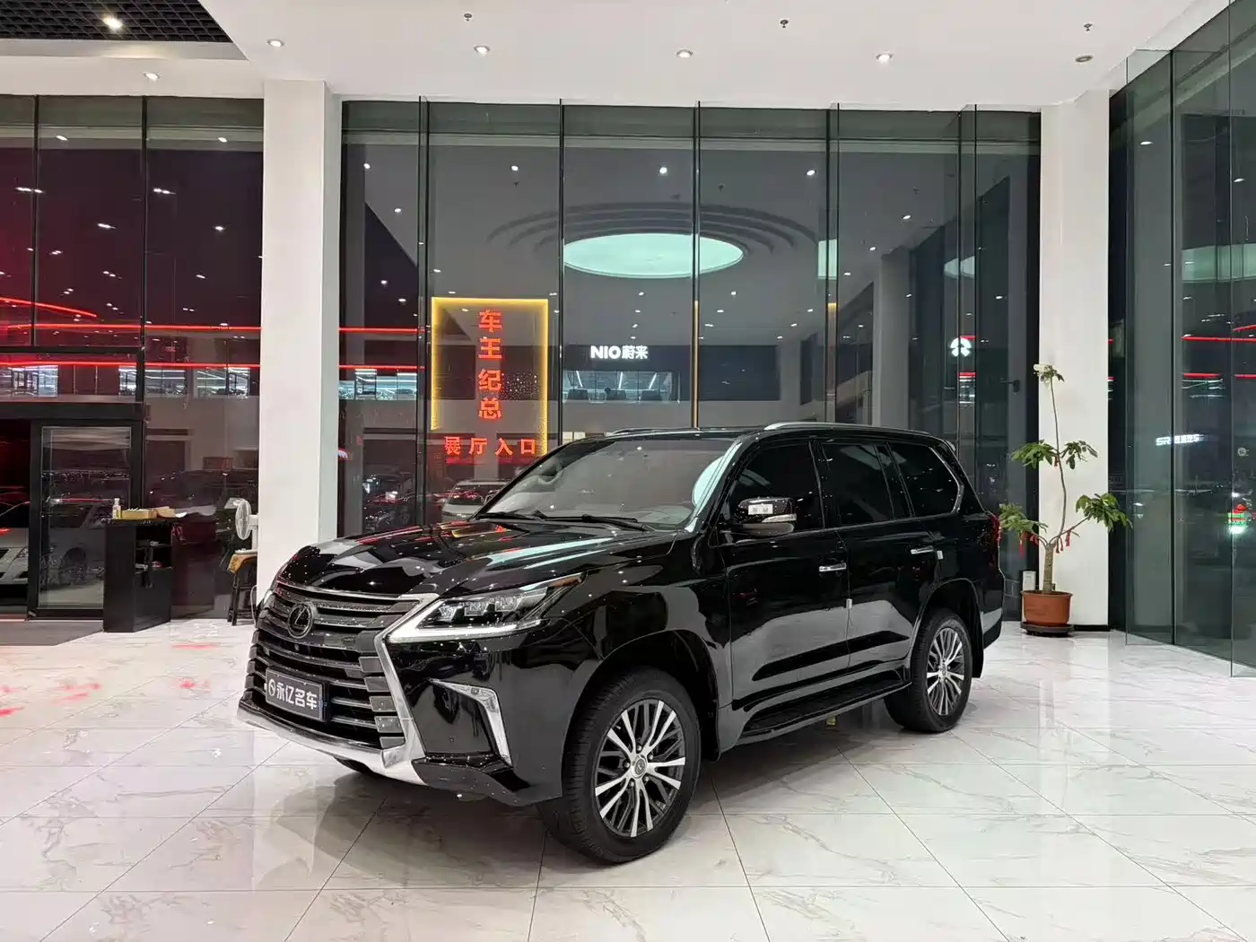 Фото 1 - Lexus LX