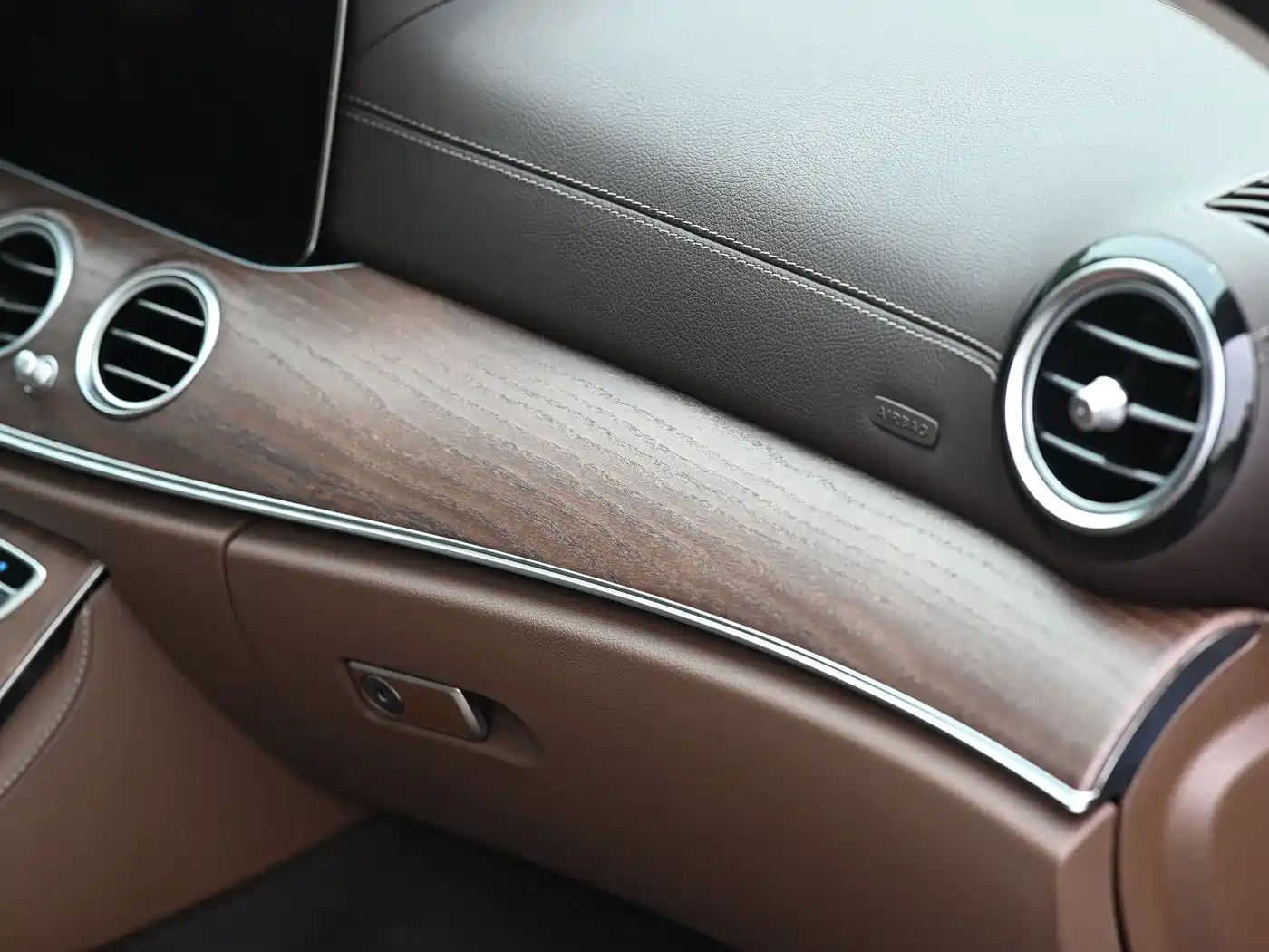 Mercedes-Benz E-Class New Energy 2022 E 350 e L Plug-in Hybrid Sedan фото 9