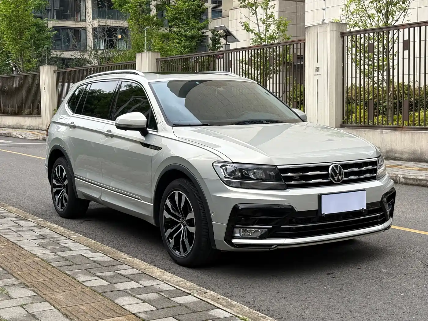 Volkswagen Tiguan L 2021 330TSI Automatic 2WD R-Line Premium фото 2