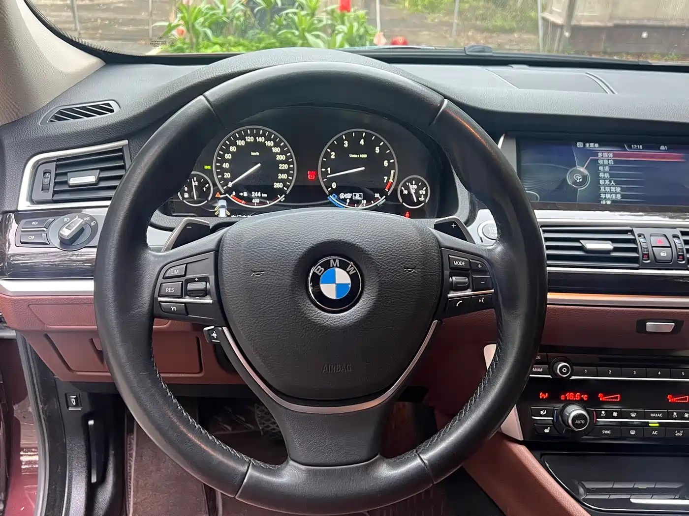 BMW 5 Series GT 2014 535i Leading фото 10