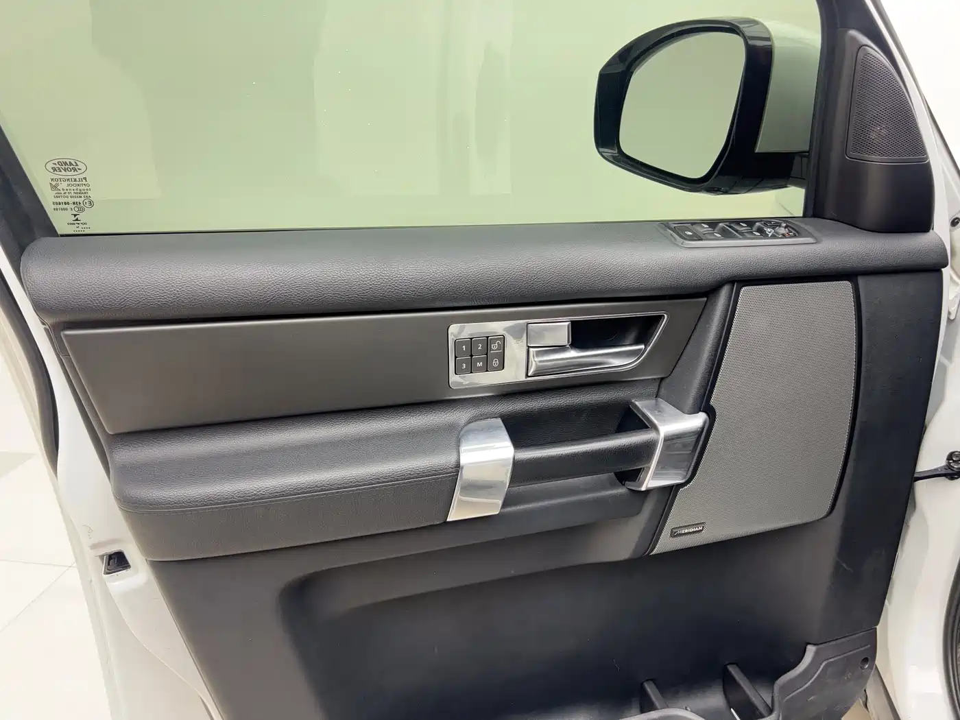 Land Rover Discovery 2014 3.0 SC V6 SE фото 8