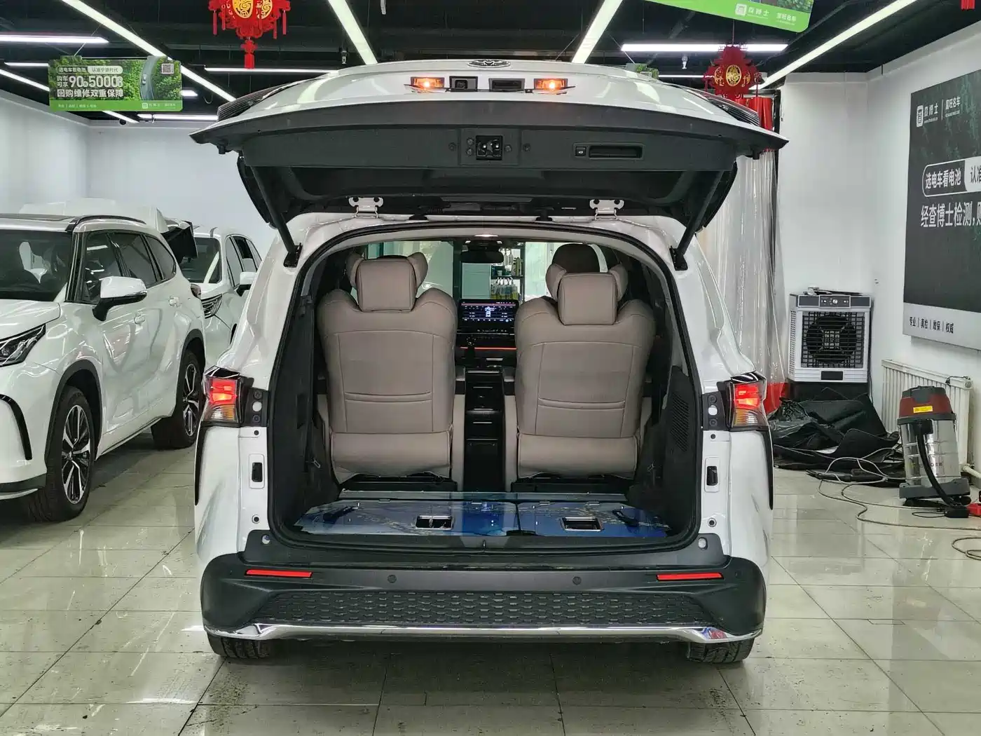 Toyota Granvia 2023 2.5L Hybrid Comfort Edition фото 25