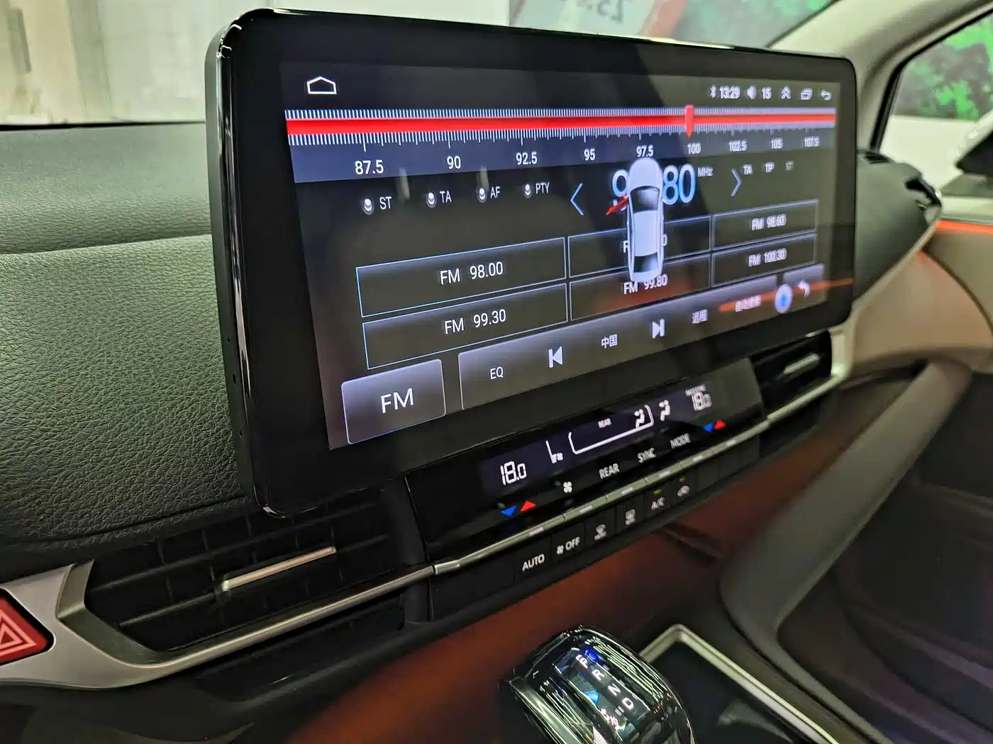 Toyota Granvia 2023 2.5L Hybrid Comfort Edition фото 14