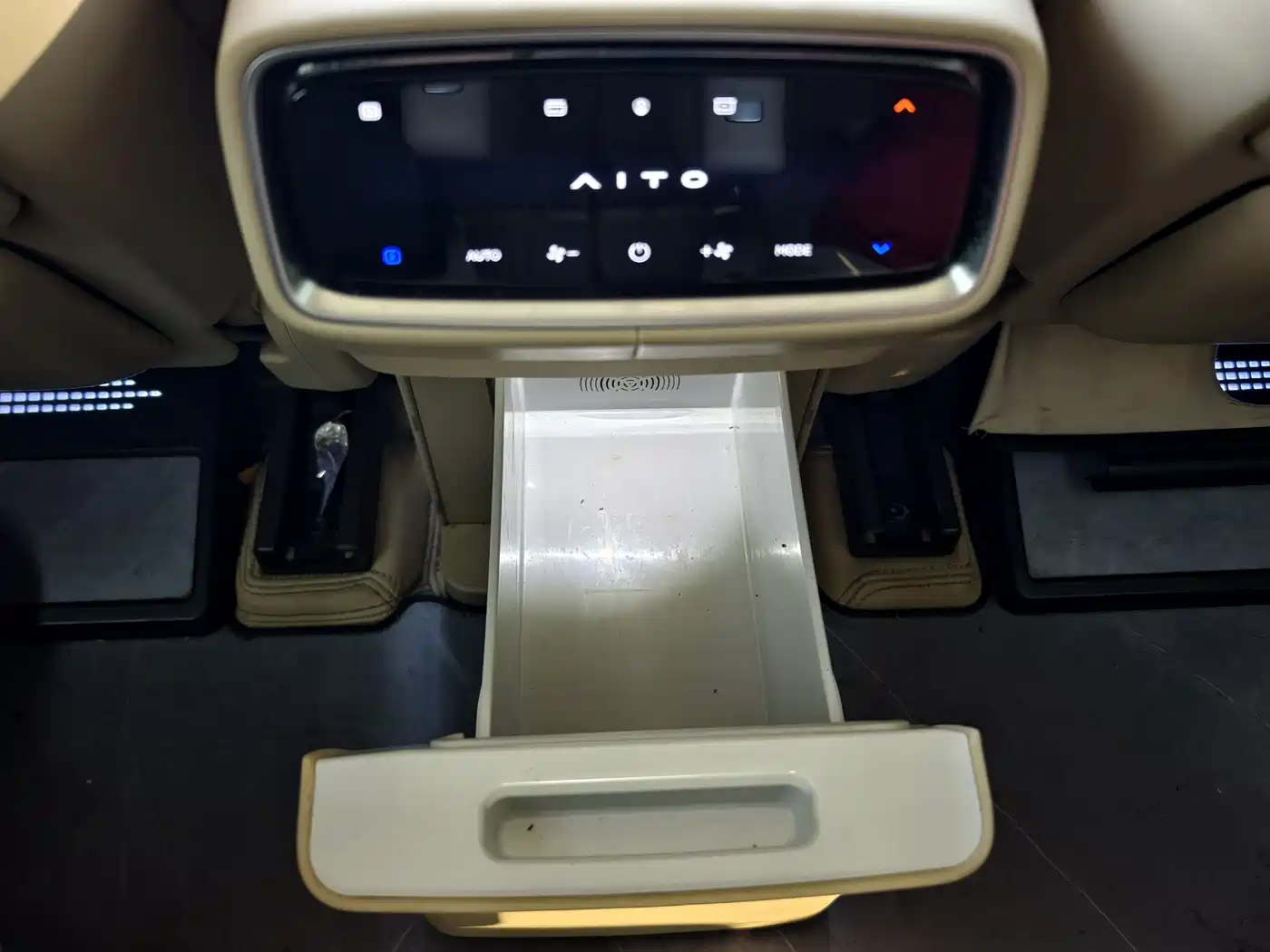 AITO Wenjie AITO M9 2024 Extended Range Ultra 42kWh 6-Seater фото 15
