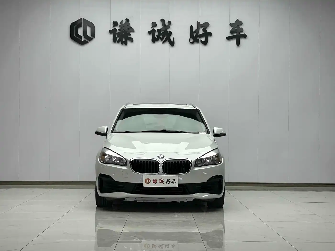 BMW 2 Series Touring 2016 218i Leading фото 2