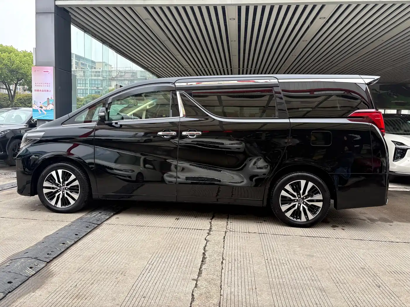 Toyota Alphard 2018 Facelift 3.5L Luxury Edition фото 4