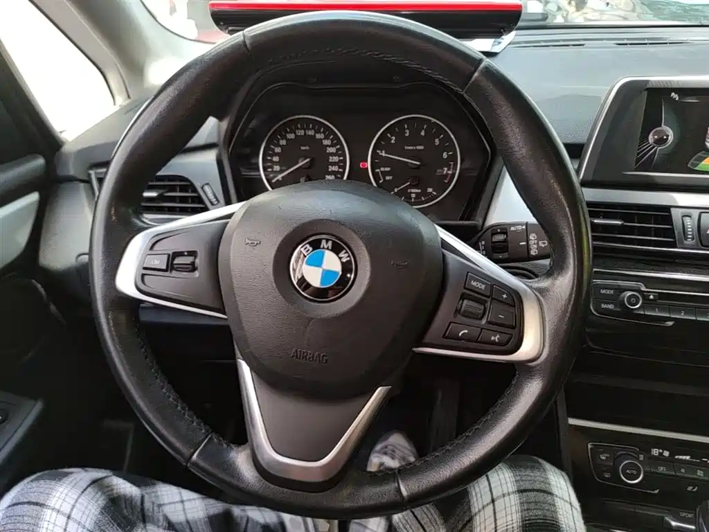 BMW 2 Series Touring 2016 218i Leading фото 11