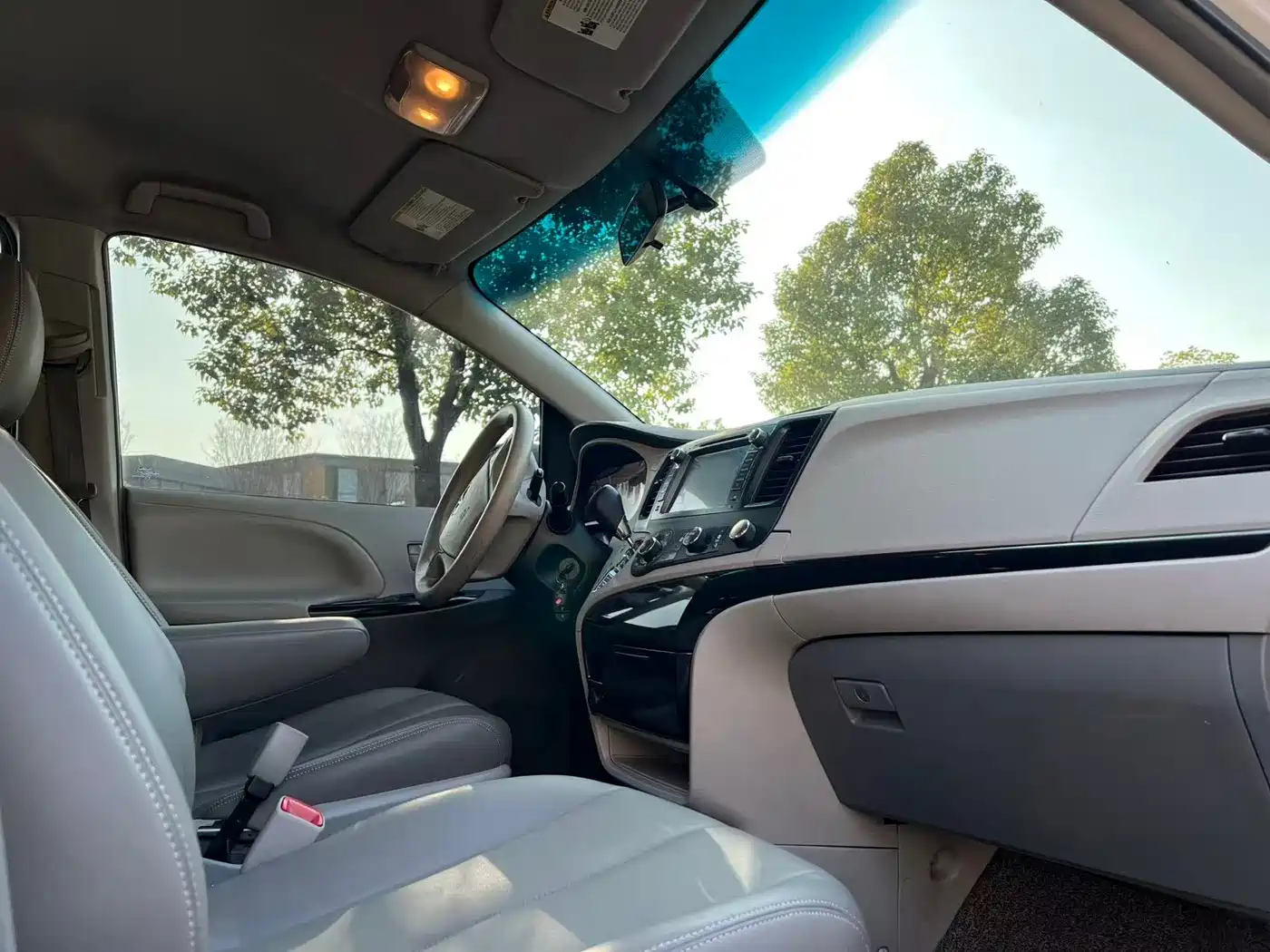 Toyota Sienna 2015 3.5L 2WD LE фото 8