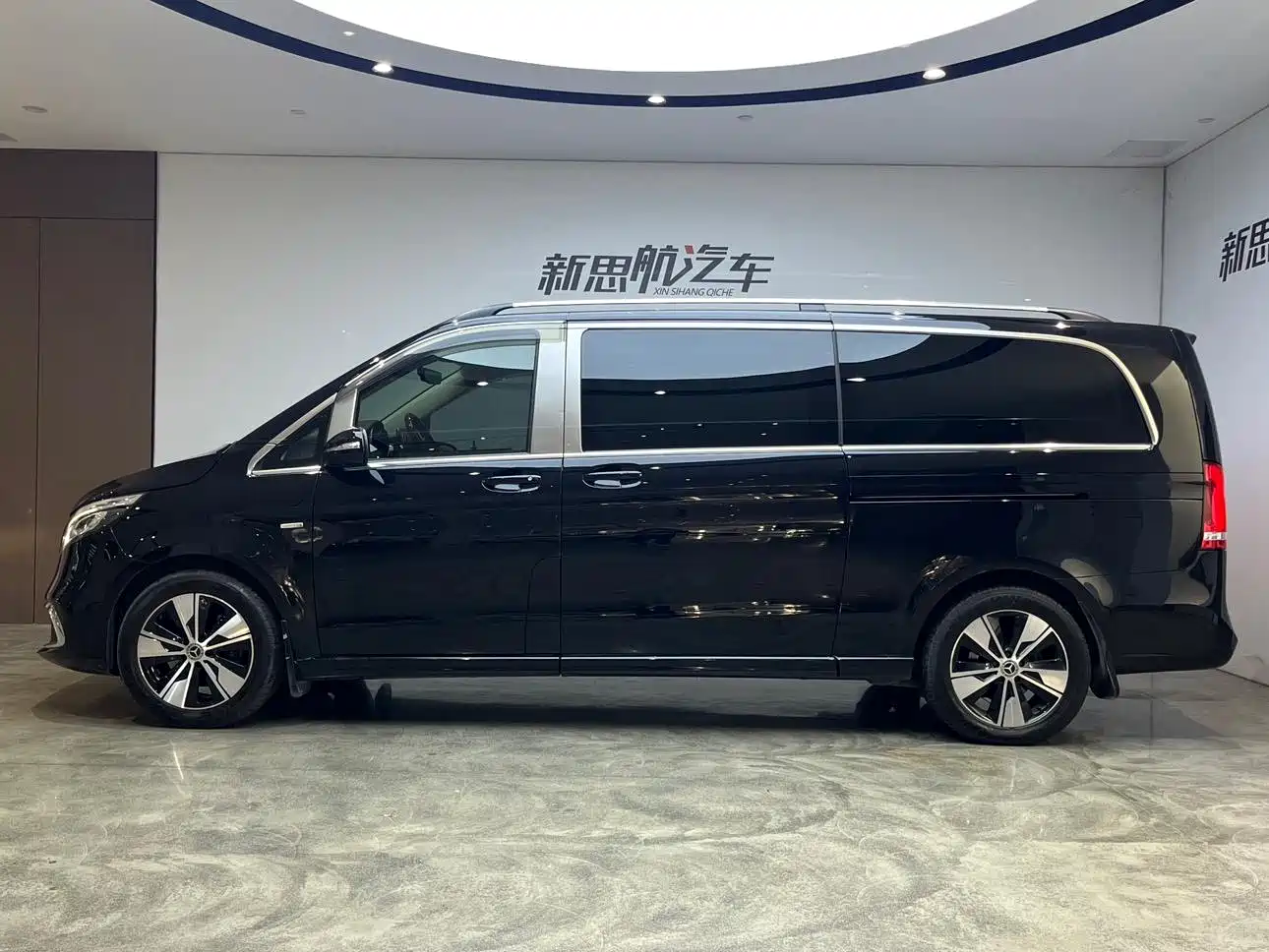 Mercedes-Benz V-Class 2021 V 260 L Long Wheelbase Premium Edition фото 3