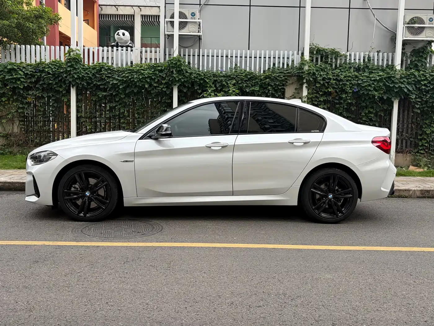 BMW 1 Series 2023 125i M Sport Shadow Edition фото 5