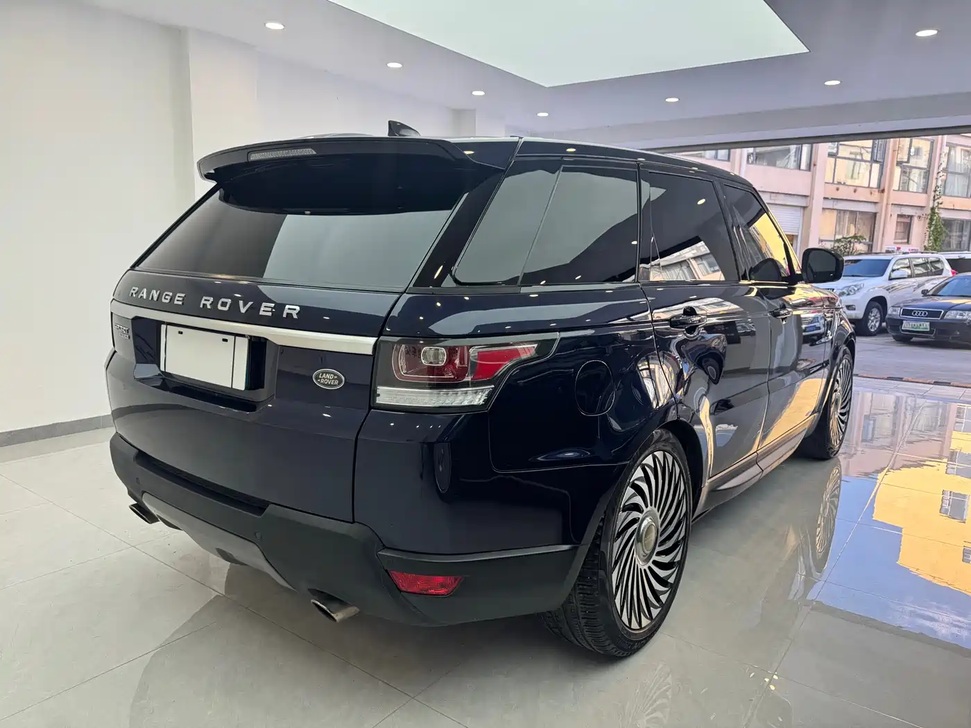 Land Rover Range Rover Sport 2017 3.0 SC V6 SE фото 8