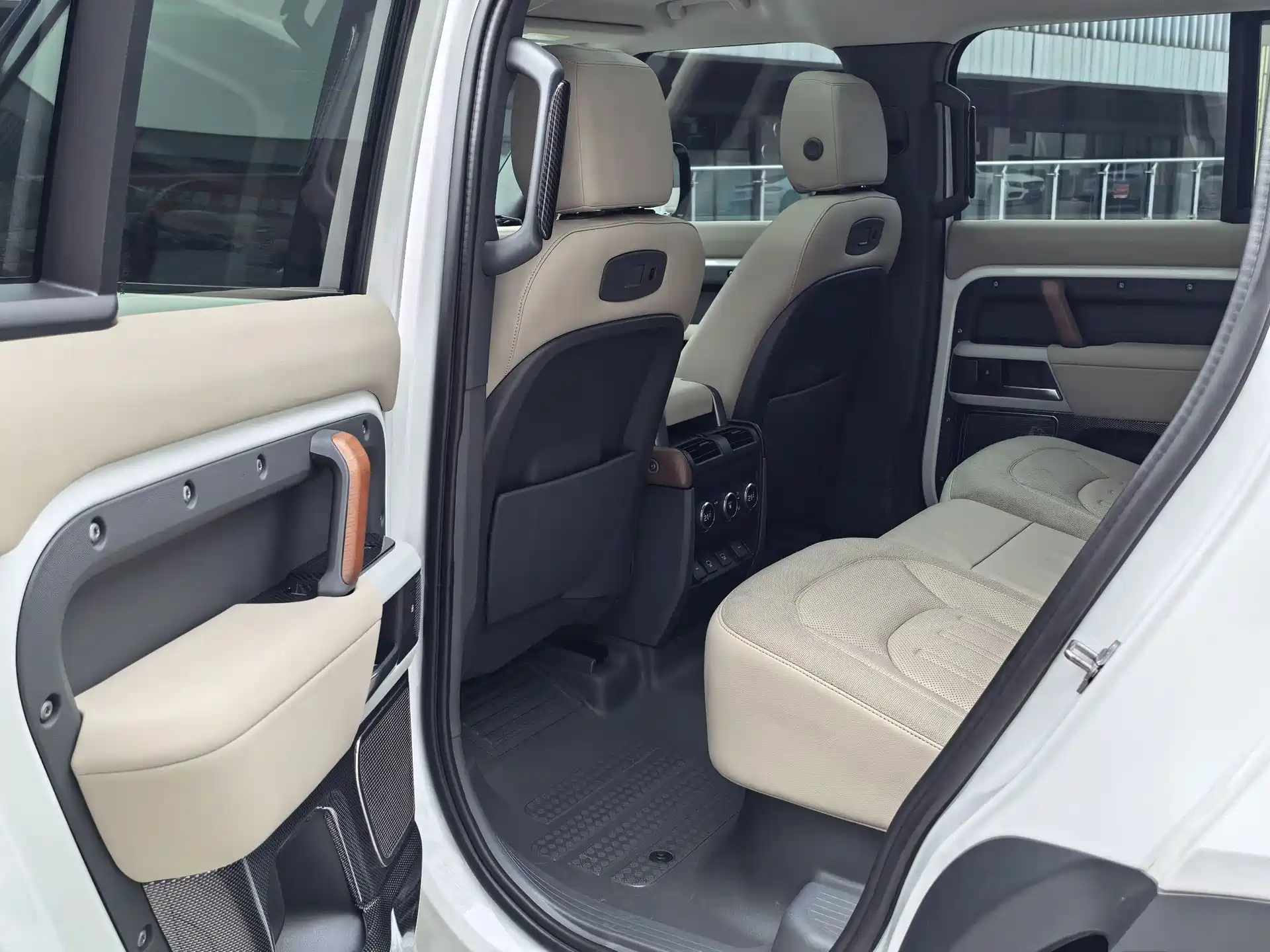 Photo 11 - Land Rover Defender
