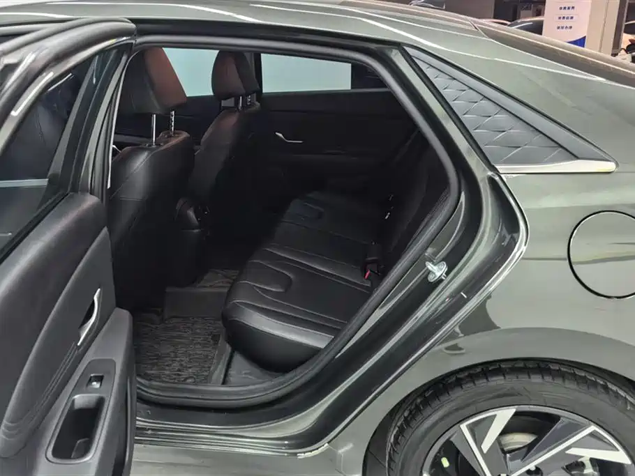 Hyundai Elantra 2023 1.5L CVT GLX Elite Edition фото 11