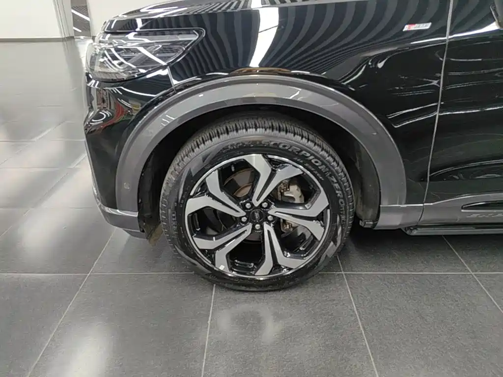 Фото 23 - Ford Explorer