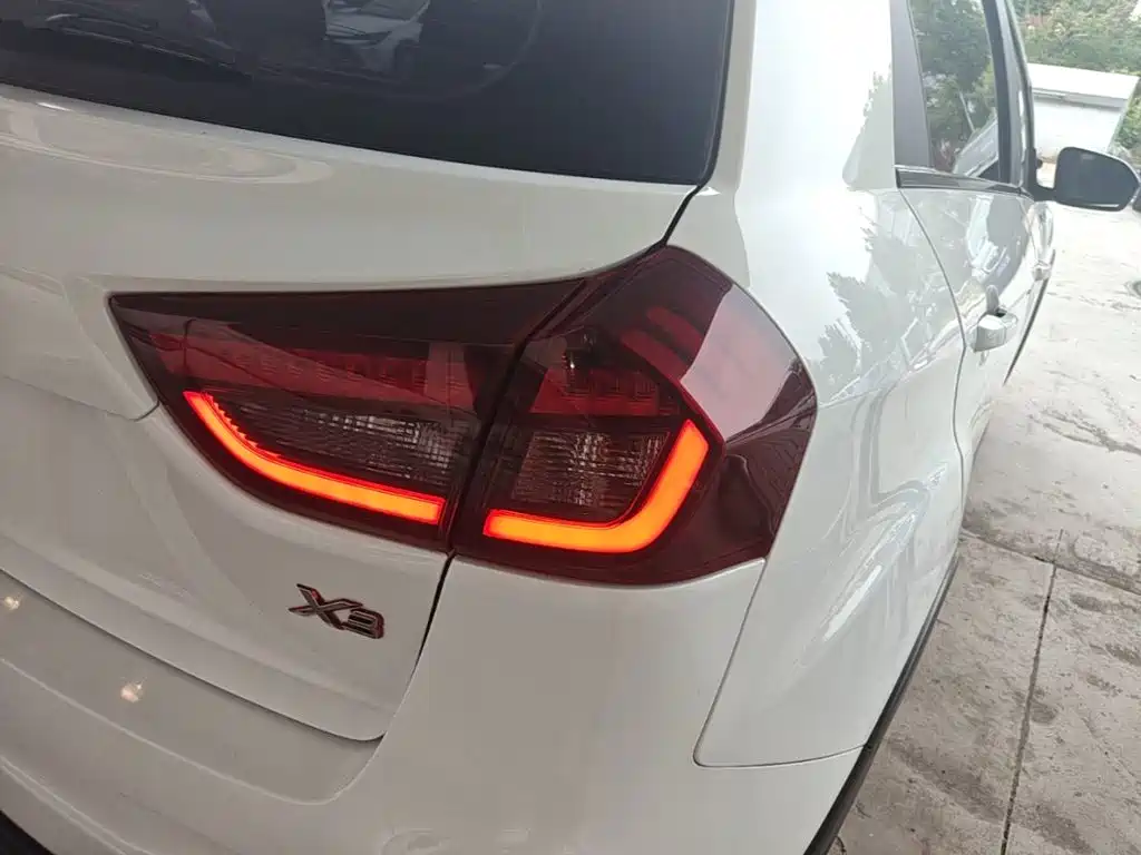 Фото 8 - Geely Vision X3