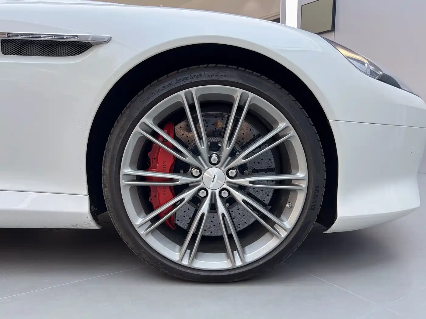 Aston Martin DB9 2013 6.0L Coupe фото 18